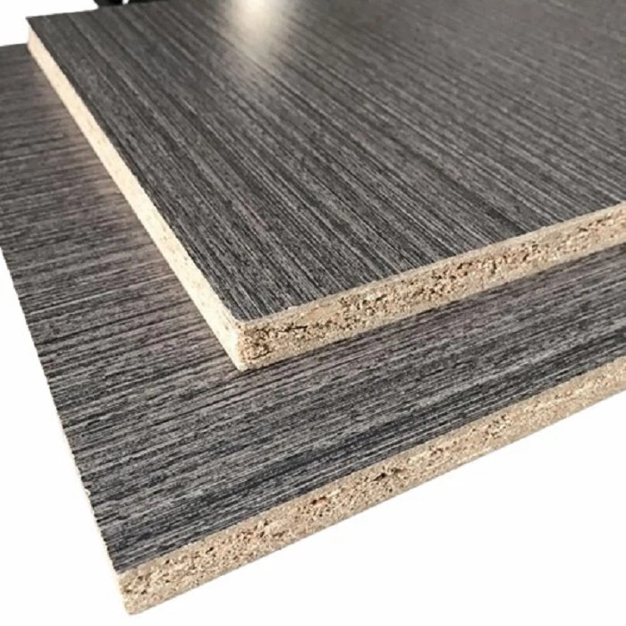 Mitrumizturīga skaidu plātne